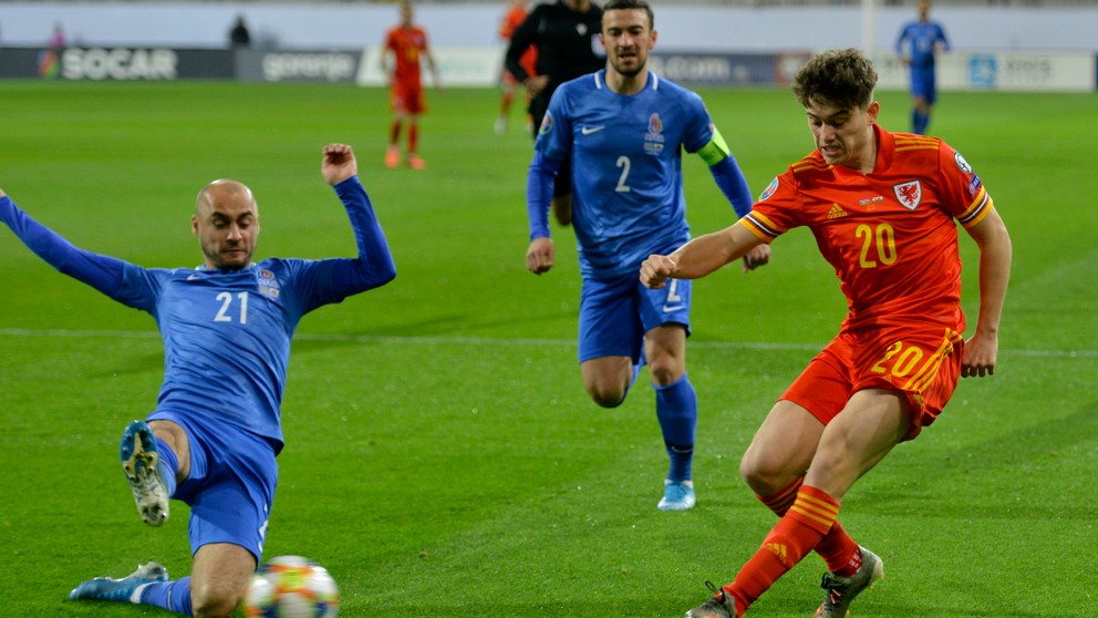 Daniel James (vpravo) a Pavlo Pashayev (vľavo) v kvalifikačnom zápase na EURO 2020 Azerbajdžan - Wales.