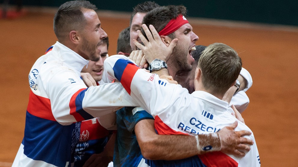 Českí tenisti sa radujú z postupu.