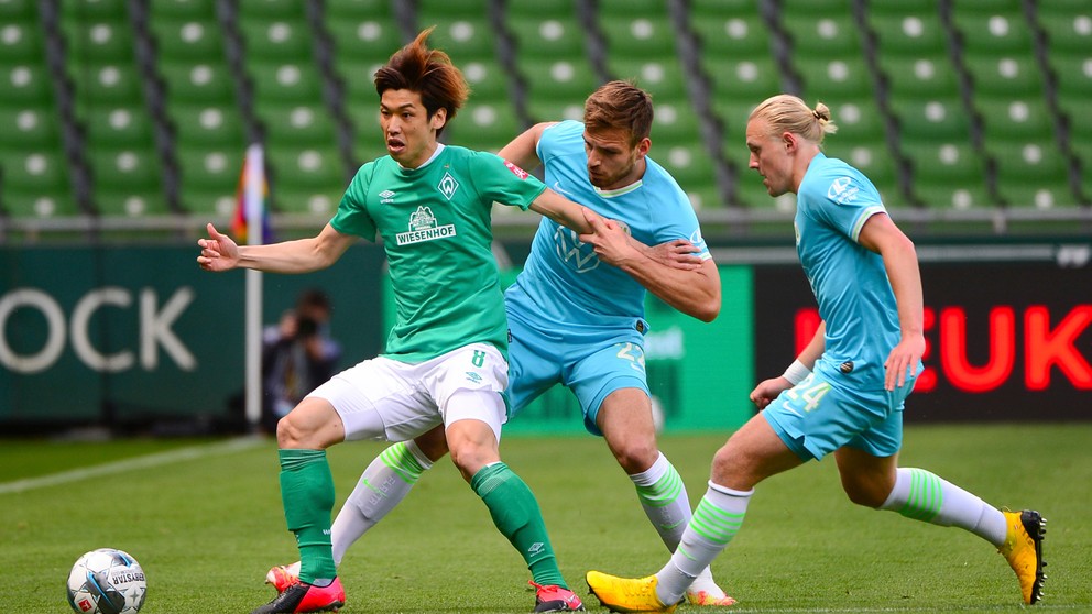 Yuya Osako (vľavo) v súboji s Marinom Pongračićom a Xaverom Schlagerom v zápase Bundesligy Werder Brémy - Vfl Woflsburg.