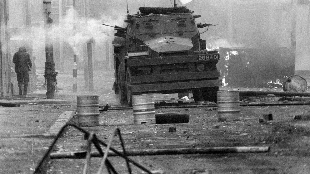 Britské obrnené vozidlo v uliciach belfastu počas nepokojov v roku 1972.