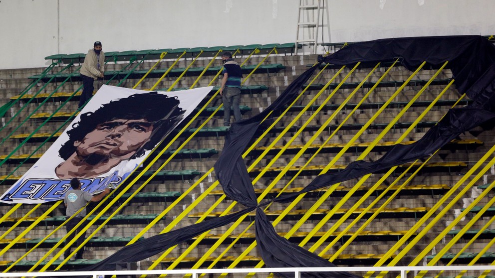 Fotografia a čierna stuha v zápase Copa Libertadores.