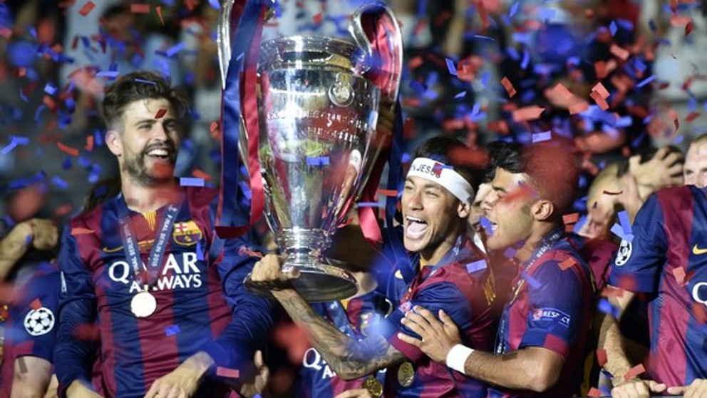 Futbalisti FC Barcelona oslavujú zisk trofeje, pohár nad hlavu dvíha Neymar.