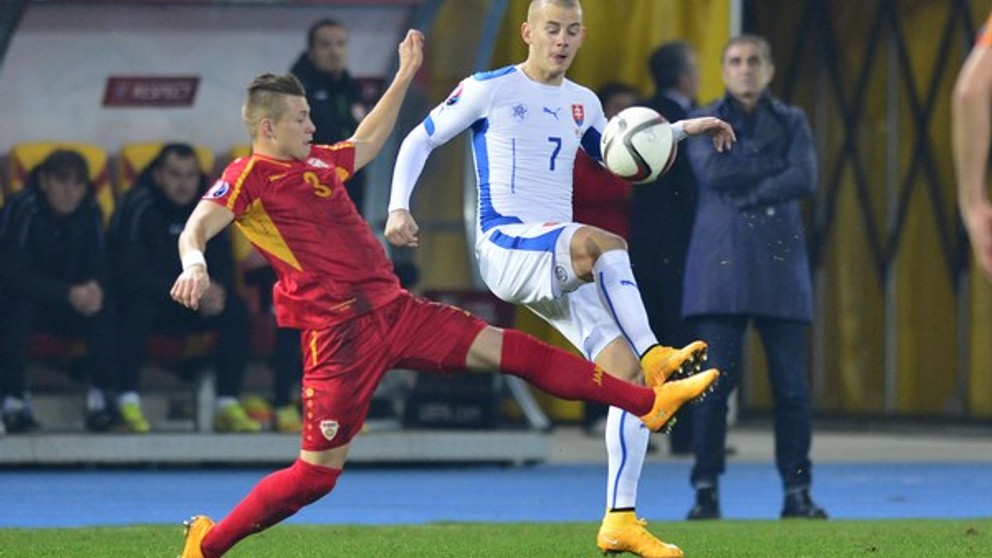 Vľavo Egzijan Alilovski (Macedónsko) a vpravo Vladimír Weiss (Slovensko) v zápase medzi Macedónskom a Slovenskom.