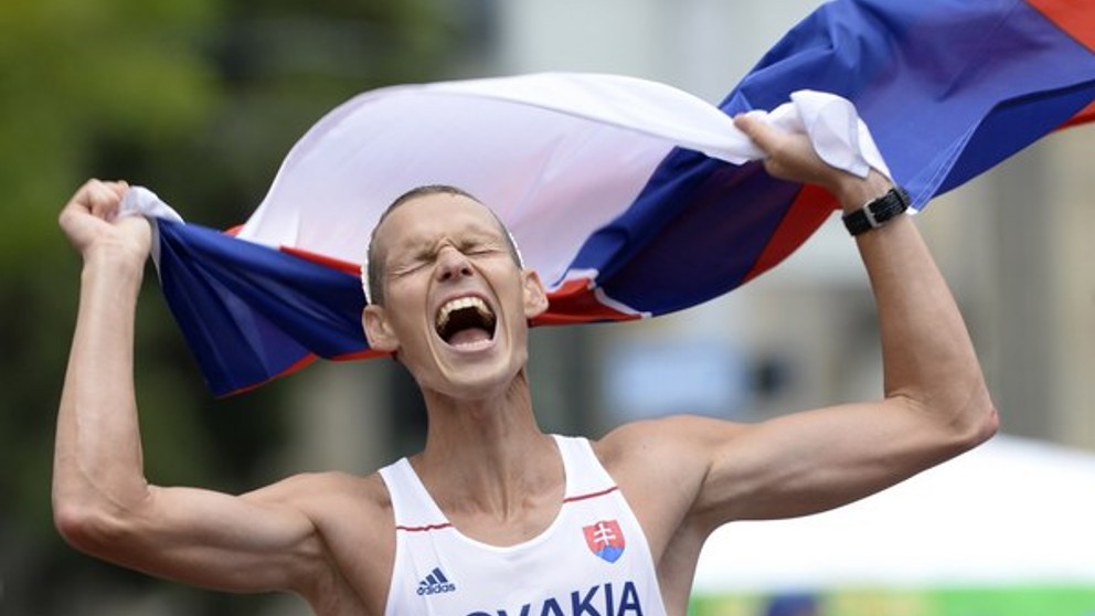 Matej Tóth oslavuje striebornú medailu v chôdzi mužov na 50 km na 22. majstrovstvách Európy v atletike v Zürichu.
