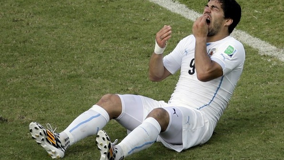 Suárez si od bolesti držal zuby a kontroval, či mu jeden z nich nechýba.