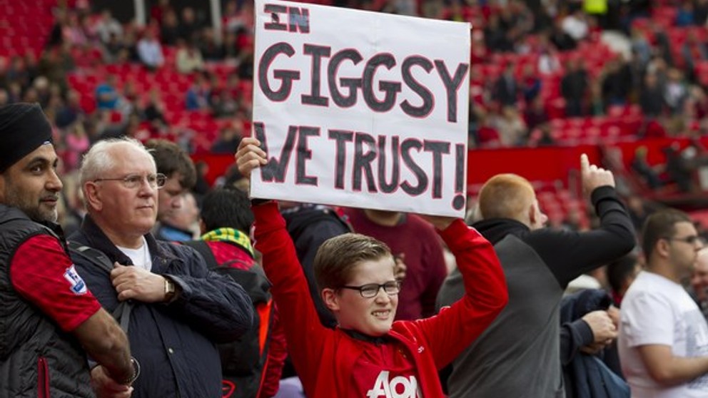Fanúšik United drží transparent s nápisom: Veríme v Giggsyho.