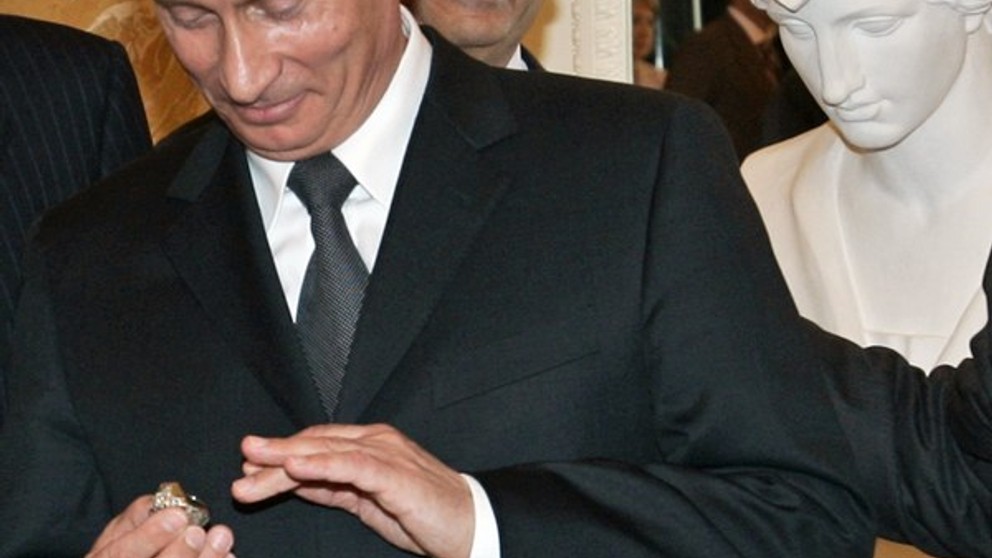 Putin si mal navliecť prsteň, dal ho potom do vrecka a nevrátil.