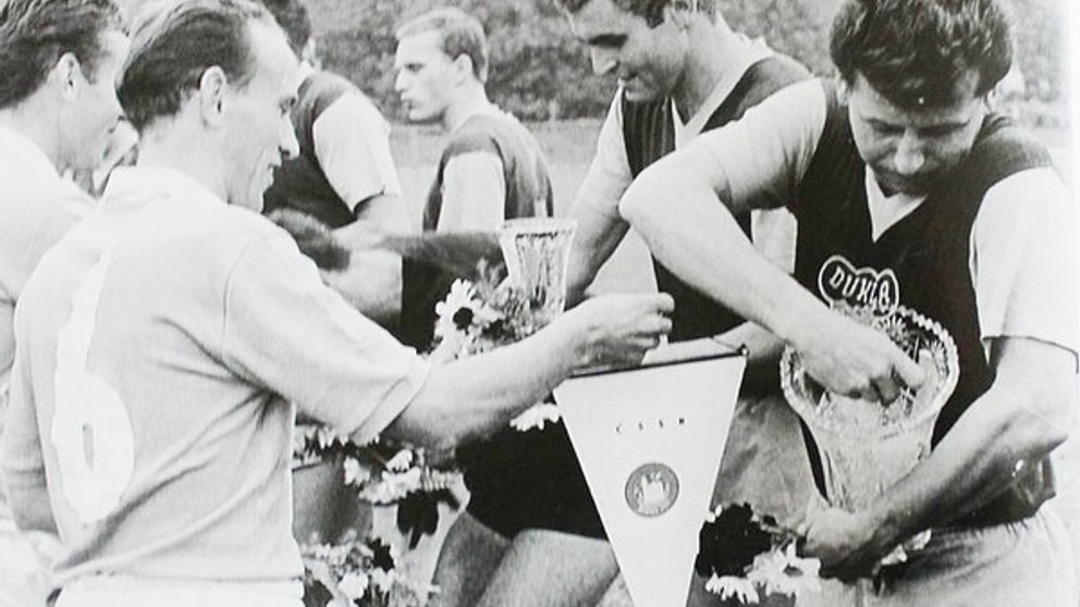Zápas so slávnou Duklou Praha. V roku 1966 zavítal do Bardejova aj J. Masopust (vpravo).