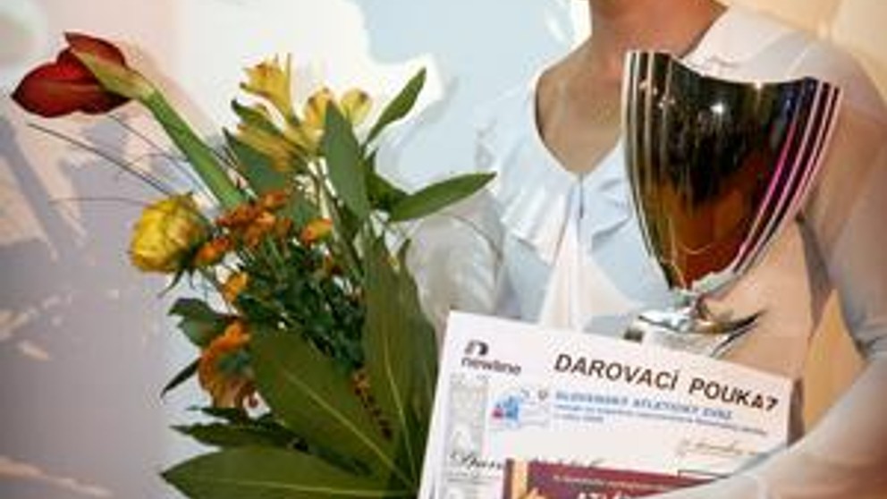 Strieborná. Dana Velďáková s pohárom za 2. miesto v ankete Atlét roka 2009.