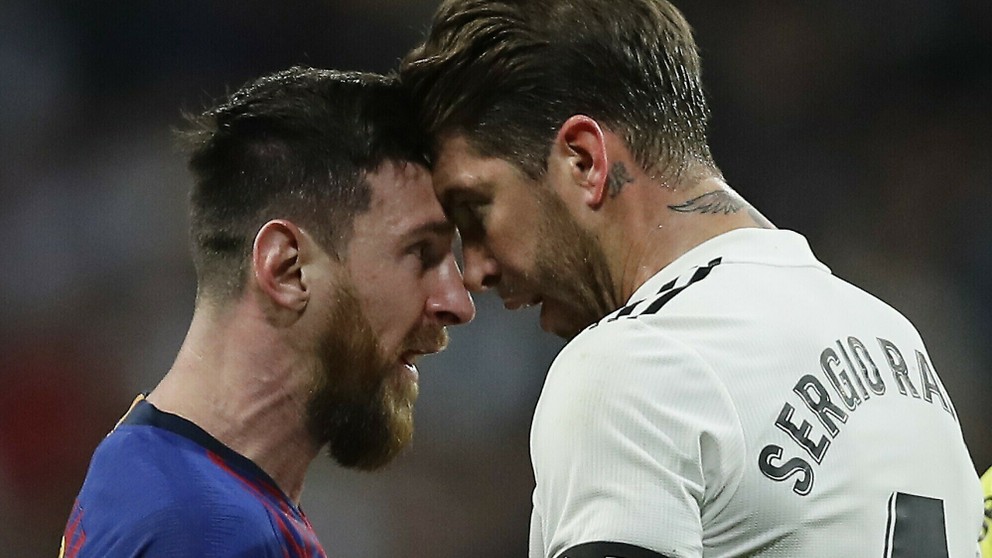 Sergio Ramos a Lionel Messi v roztržke počas zápasu.