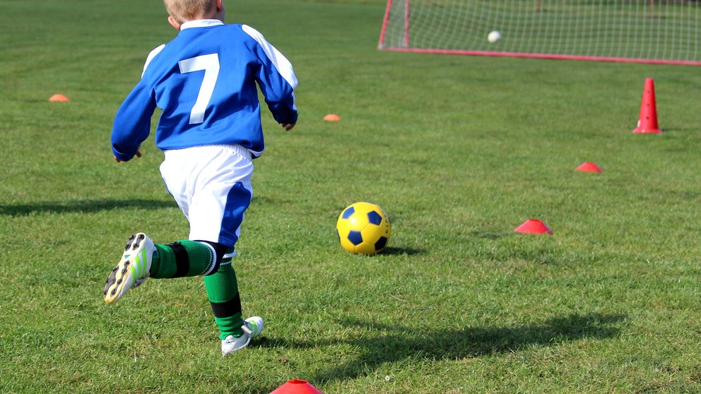 Deti v Česku budú môcť trénovať vo väčších skupinách.