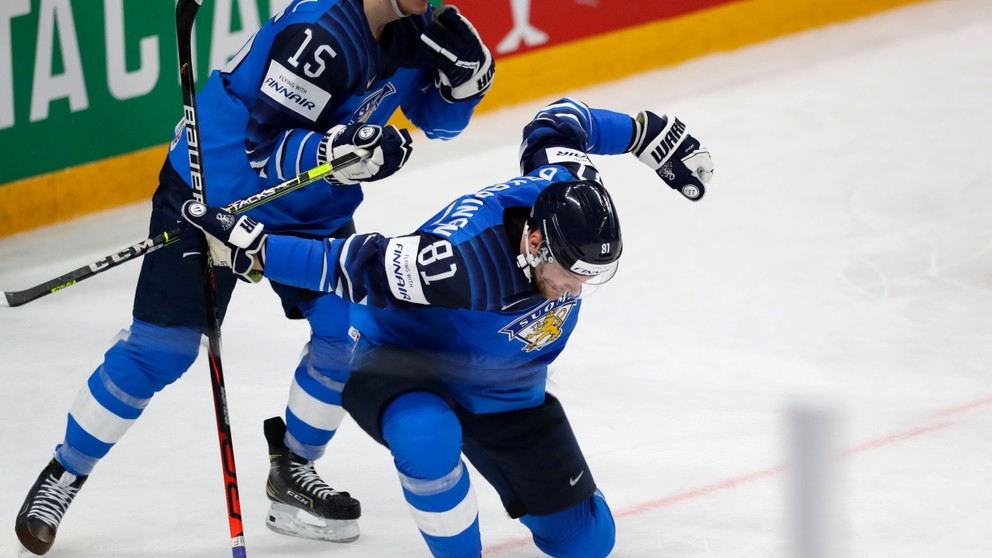 Iiro Pakarinen strieľa gól v zápase Fínsko - USA na MS v hokeji 2021.