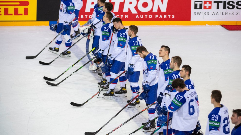Smutní slovenskí hokejisti po zápase proti Švajčiarom na MS v Rige.