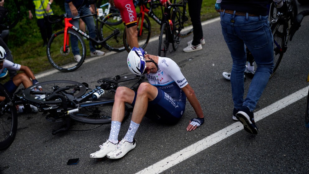 Tour de France 2021: Chris Froome po hromadnom páde ...