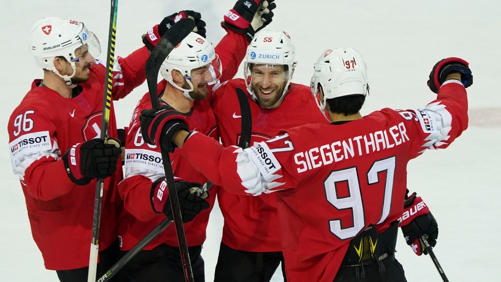 Hokejisti Švajčiarska sa tešia z gólu na MS v hokeji 2021.
