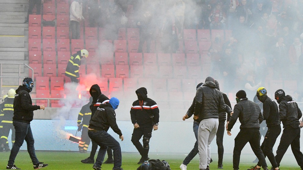 Bitka futbalových chuligánov počas zápasu Trnava - Slovan.