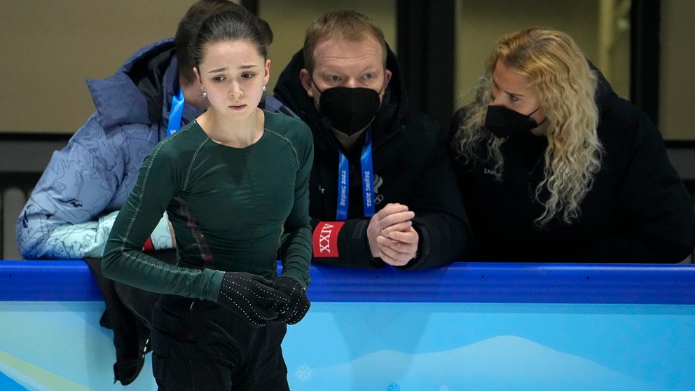 Kamila Valijevová a v pozadí trénerka Eteri Tutberidzeová.