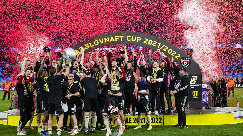 Radosť hráčov FC Spartak Trnava s trofejou Slovnaft Cup 2021/2022.