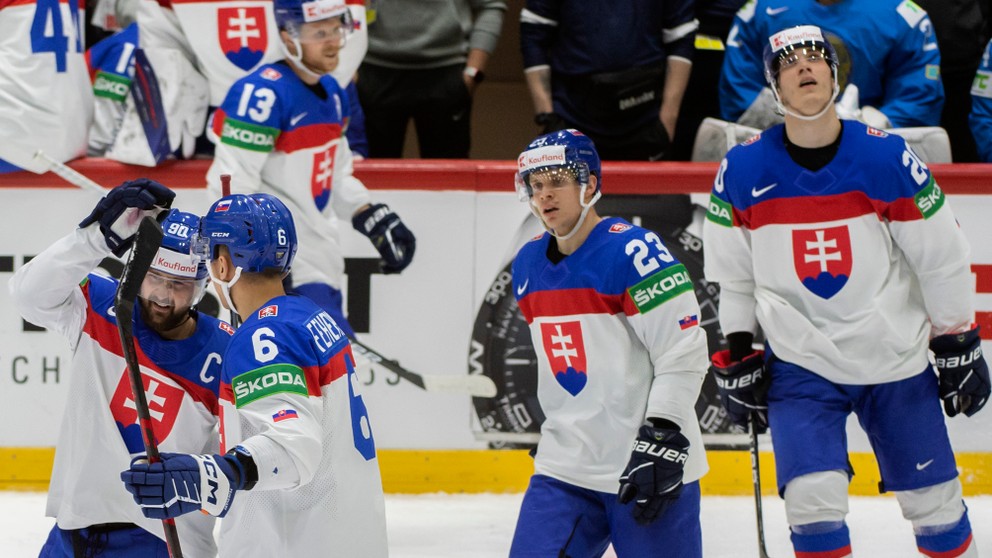 Slovenskí hokejisti po zápase Slovensko - Kazachstan na MS v hokeji 2022.