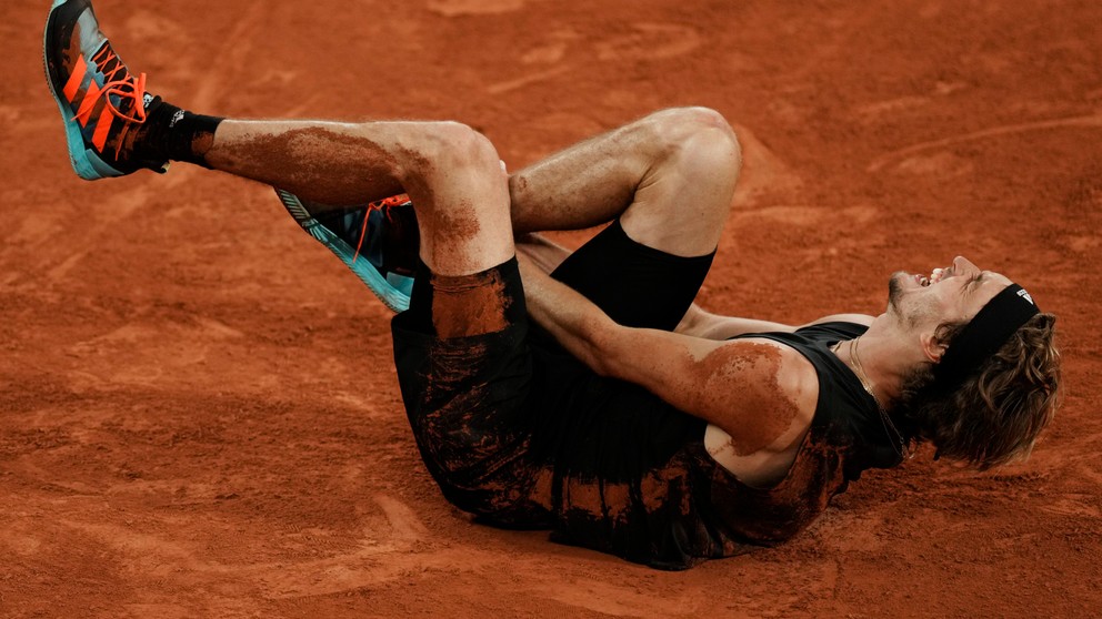 Alexander Zverev sa zvíjal od bolesti po páde na Roland Garros 2022.