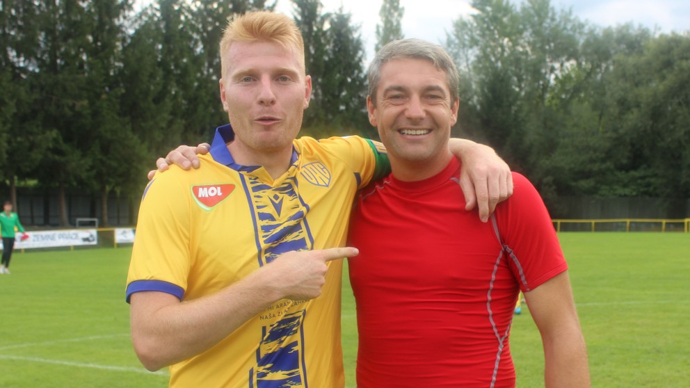 Zsolt Kalmár (vľavo), ktorý amatérskeho brankára Vladimíra Číža (vpravo) označil za muža zápasu.