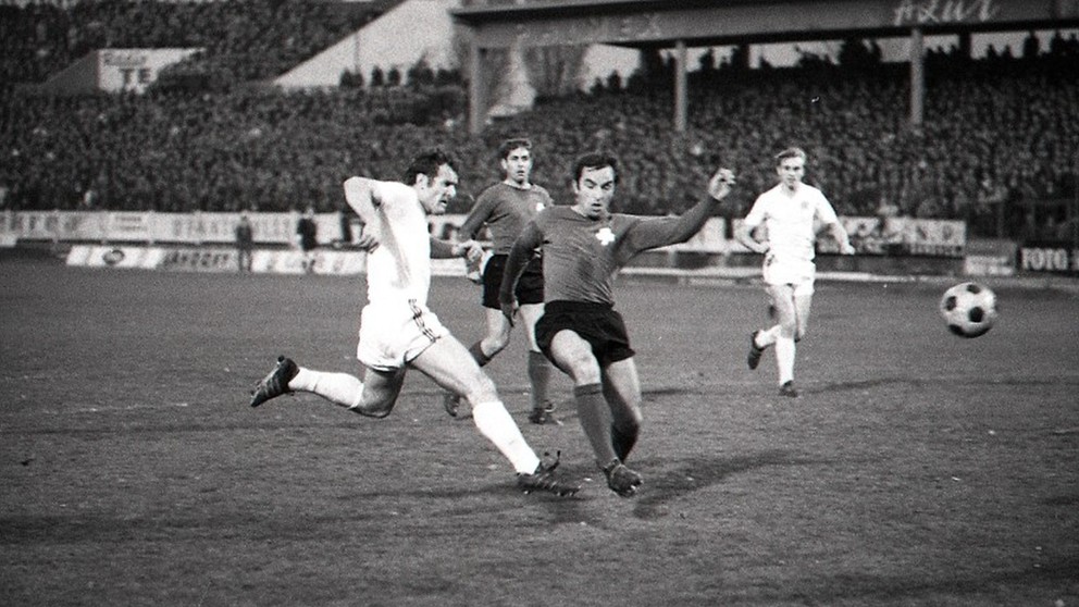Ján Medviď strieľa gól v zápase Európskeho pohára majstrov Slovan Bratislava Panathinaikos Atény v roku 1970.