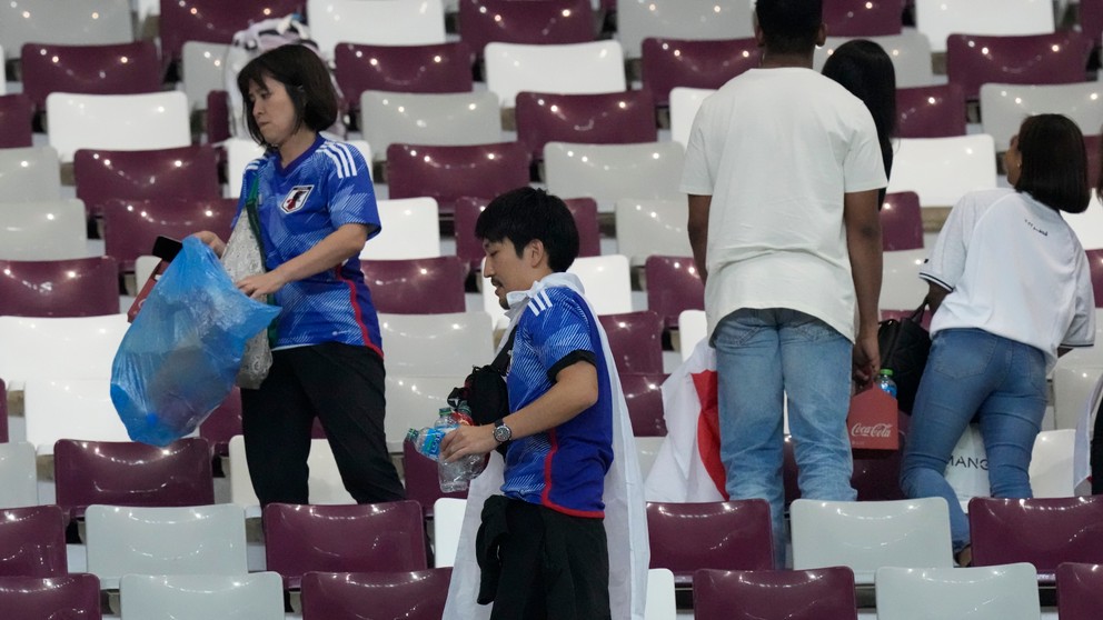 Japonskí fanúšikovia zbierajú po víťazstve nad Nemeckom na štadióne smetie.