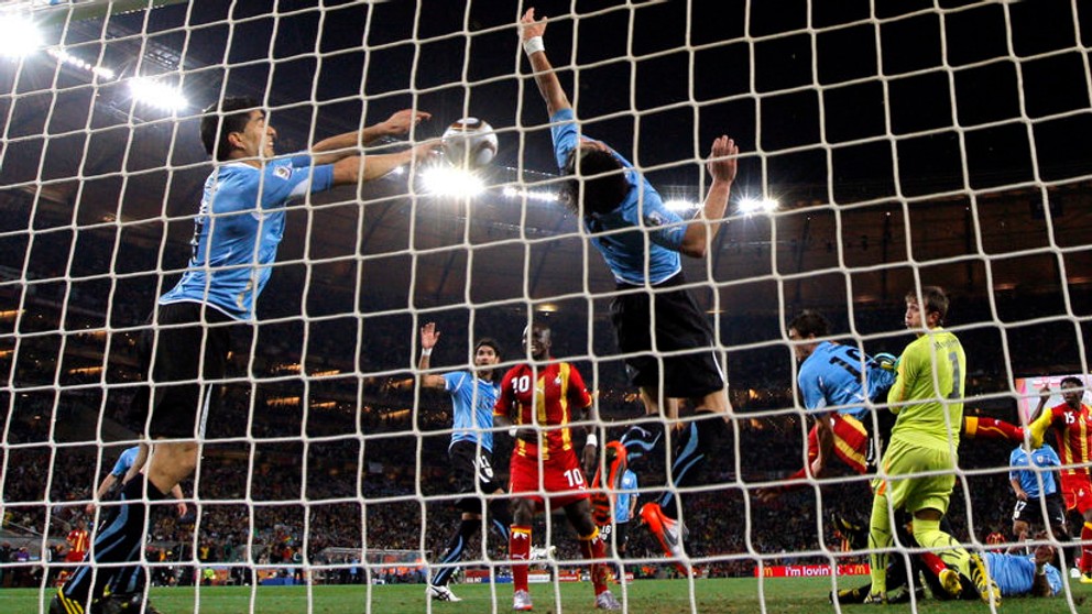 Suárez na čiare nahradil brankára Musleru v zápase Uruguaj - Ghana na MS 2010.