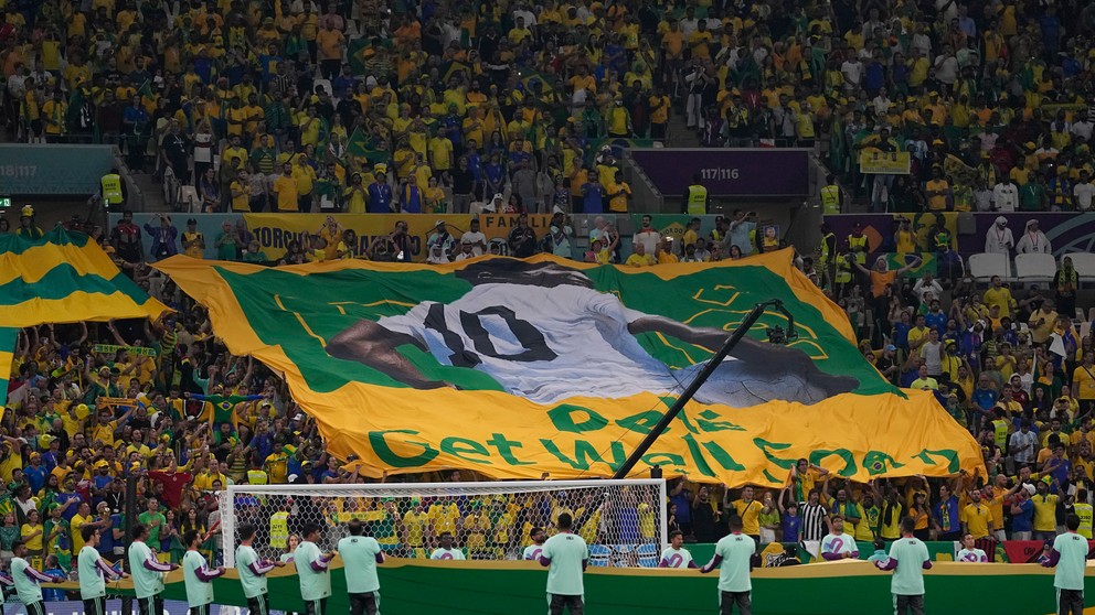 Fanúšikovia Brazílie vytiahli na majstrovstvách sveta vo futbale  transparent s nápisom: Pelé, čo najskôr sa zotav. 